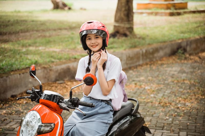 Học sinh lớp 10 chưa đủ 16 tuổi nên di chuyển bằng xe máy điện để đảm bảo an toàn và tuân thủ quy định pháp luật