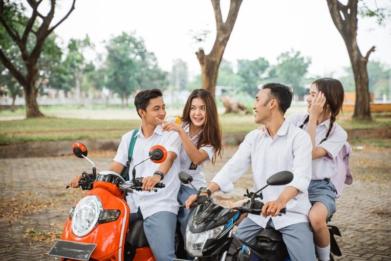 Học sinh lớp 10 chưa đủ 16 tuổi sẽ bị phạt cảnh cáo nếu đi xe máy 50cm3
