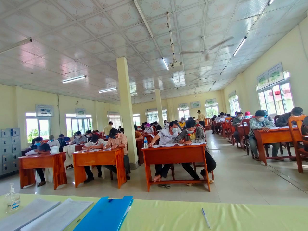 Học viên học lý thuyết tại trung tâm đào tạo
