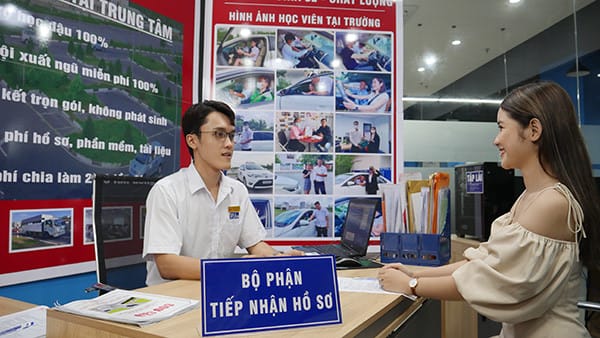 Học viên lái xe ô tô dưới sự hướng dẫn của giáo viên