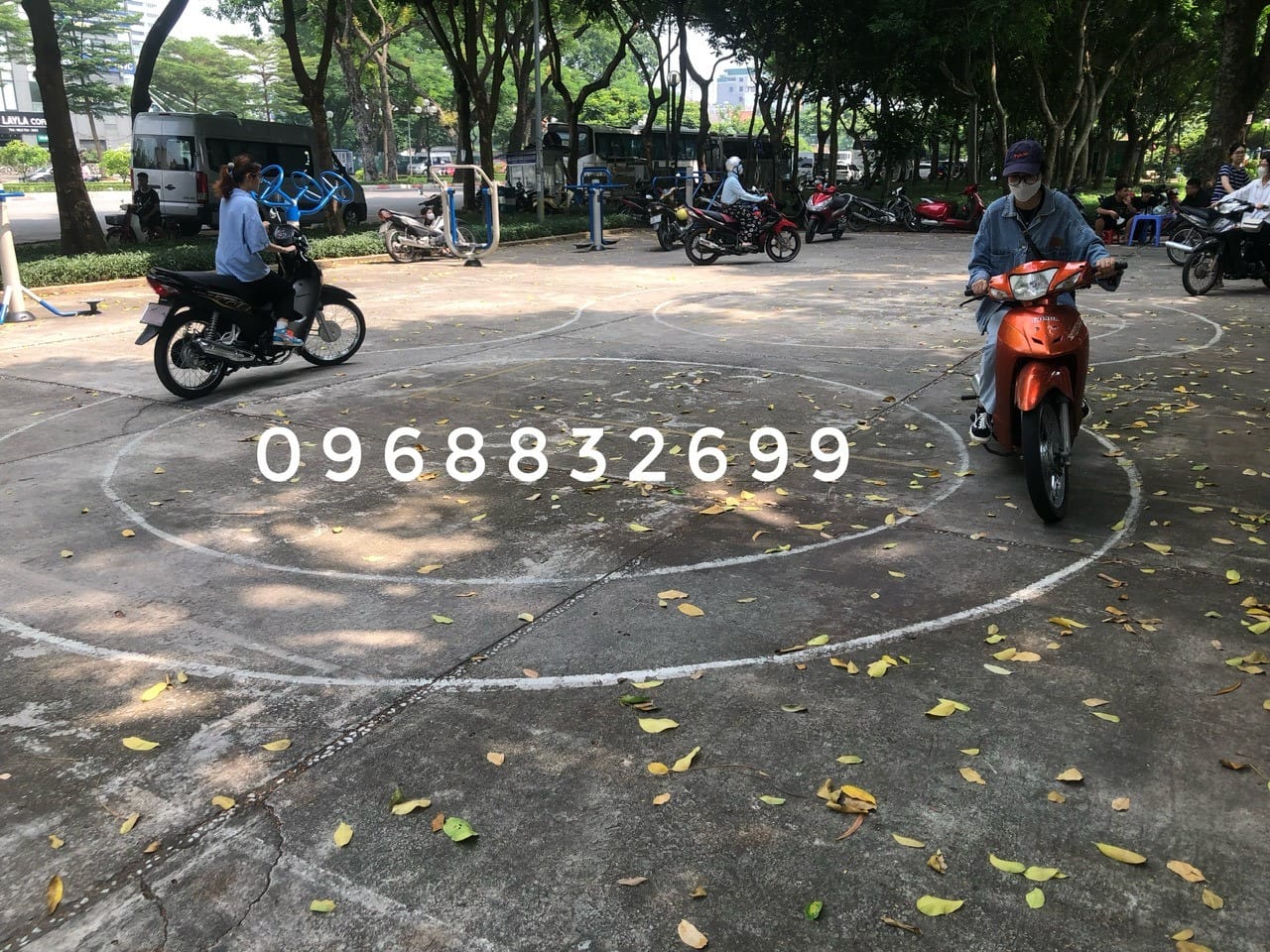 Học viên ôn luyện lý thuyết cho kỳ thi bằng xe máy A1