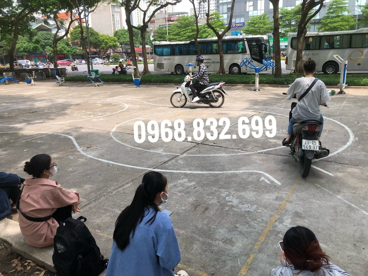 Học viên thực hành lái xe trên sân thi bằng xe máy A1