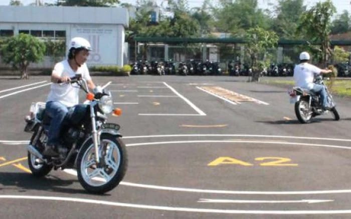 Học viên thực hành thi bằng lái xe mô tô phân khối lớn A2