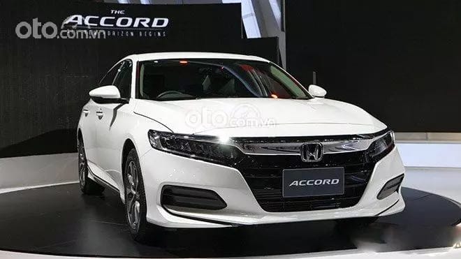 Honda Accord, biểu tượng sedan hạng D, với mức giá xe Honda ô tô phản ánh sự sang trọng.
