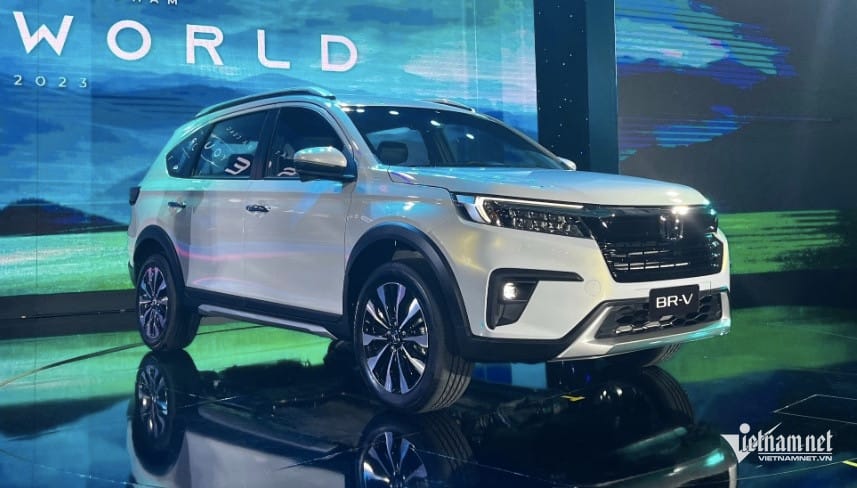 Honda BR-V G, một dòng ô tô 7 chỗ giá rẻ năng động màu trắng, phù hợp cho gia đình và di chuyển linh hoạt.