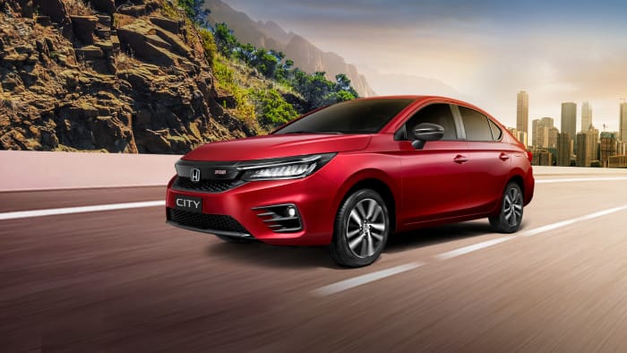 Honda City màu trắng đỗ trước tòa nhà