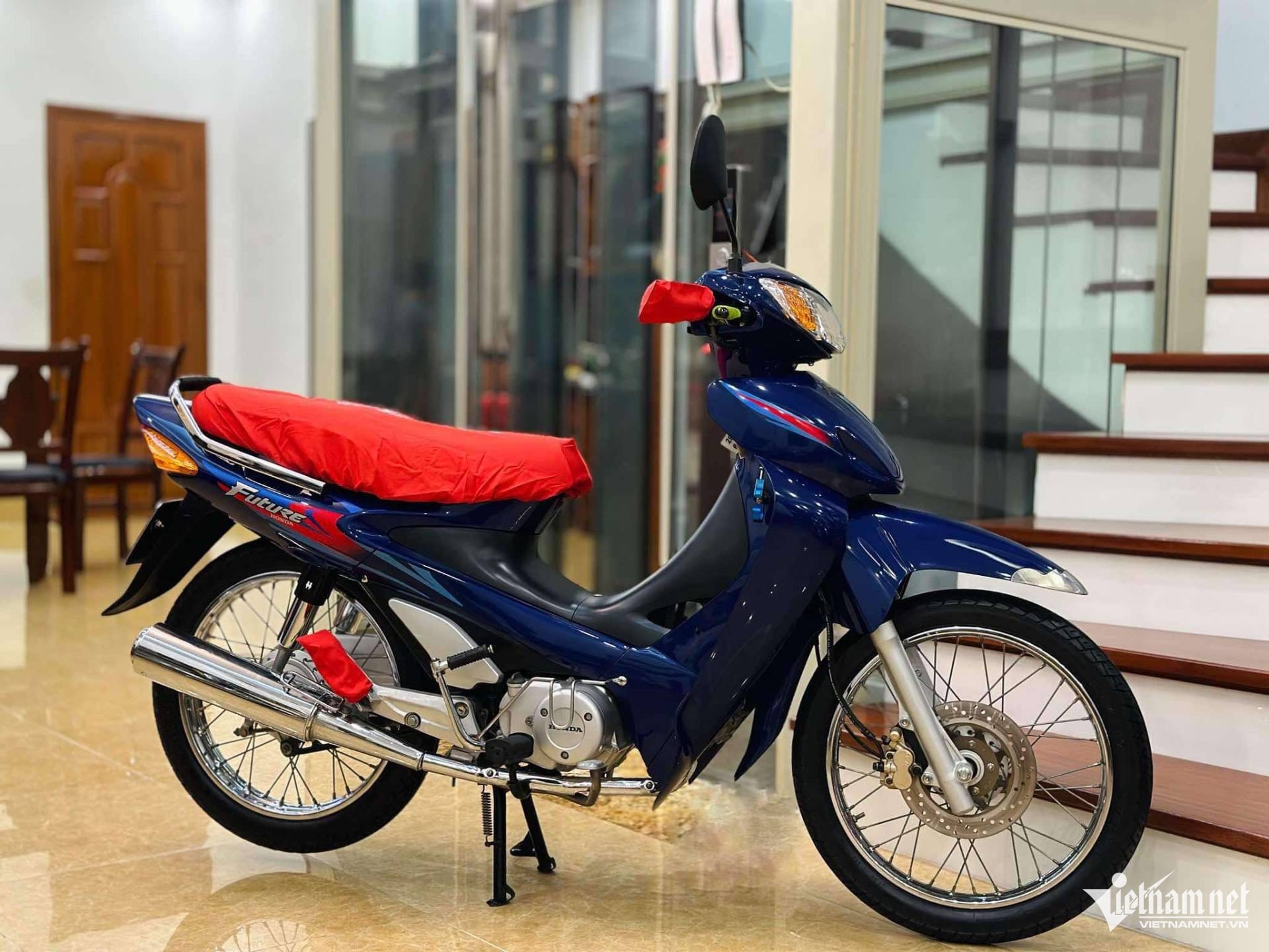 Honda Future 1 đời đầu màu đỏ, một biểu tượng của dòng xe máy số cũ đang được tìm mua với nhiều mức giá khác nhau.