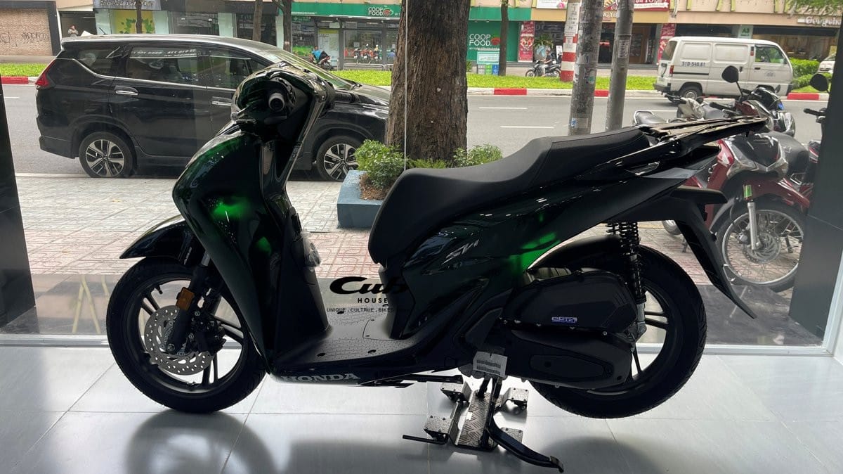 Honda SH150i Vetro 2024 màu xanh độc đáo, một trong những yếu tố ảnh hưởng đến sh ý bao nhiêu tiền