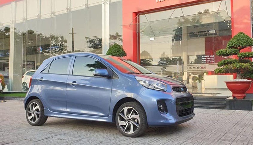 Hông xe Kia Morning màu xanh dương nổi bật, với la-zăng đa chấu thể thao