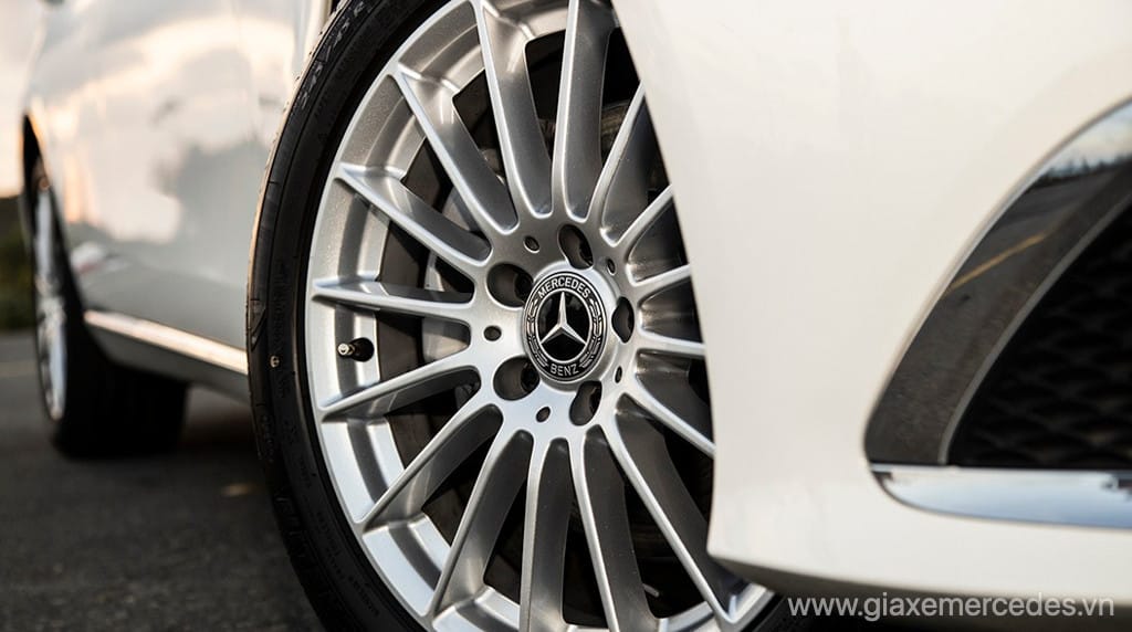 Hông xe Mec E200 Exclusive và bộ mâm