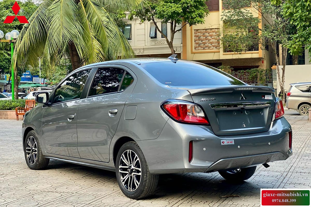 Hông xe Mitsubishi Attrage màu xám với đường nét mượt mà