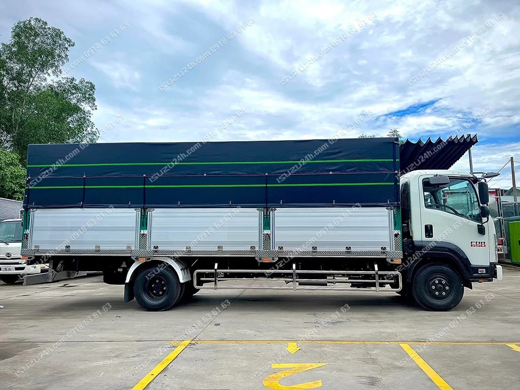 Hông xe tải Isuzu FRR90LE4A 7 tấn với thùng nhôm và inox