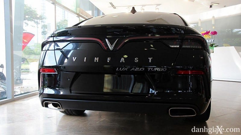 Hông xe Vinfast Lux A2.0 với đường gân nổi và mâm đa chấu