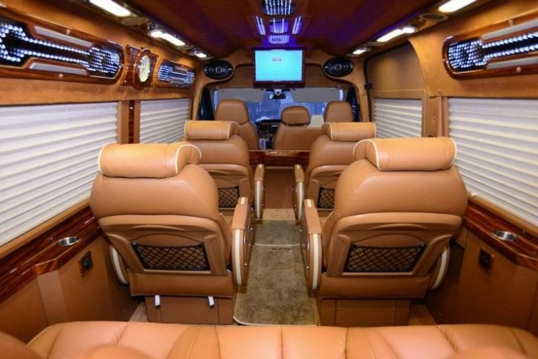 Hùng Cường Limousine với rèm che kín đáo và cách âm tốt, tạo không gian yên tĩnh trên tuyến Móng Cái Hà Nội
