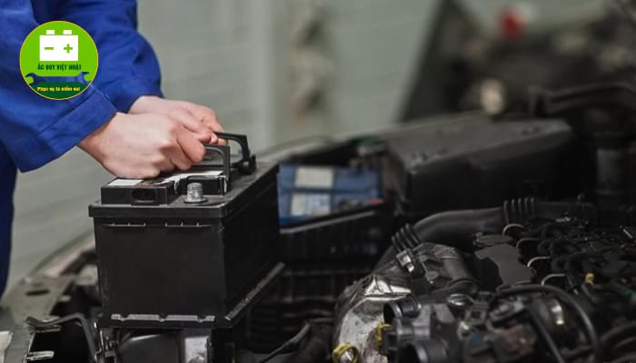 Hướng dẫn các bước tự thay bình xe ô tô tại nhà an toàn