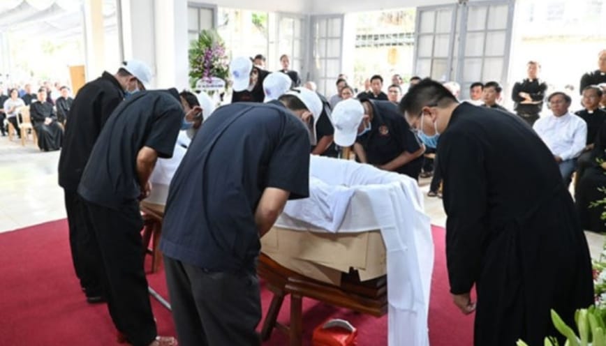 Hướng dẫn cách xem tuổi kỵ với người chết?