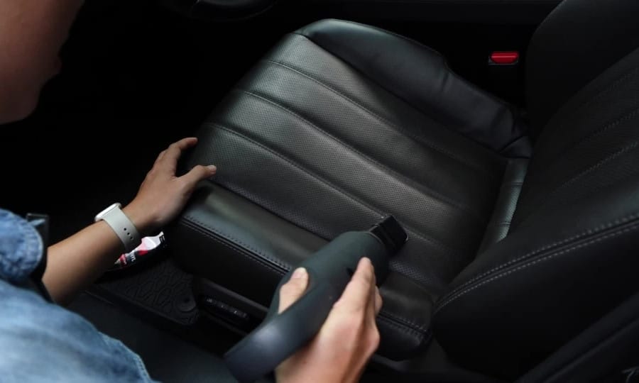 Hút sạch bụi bẩn trên ghế da ô tô