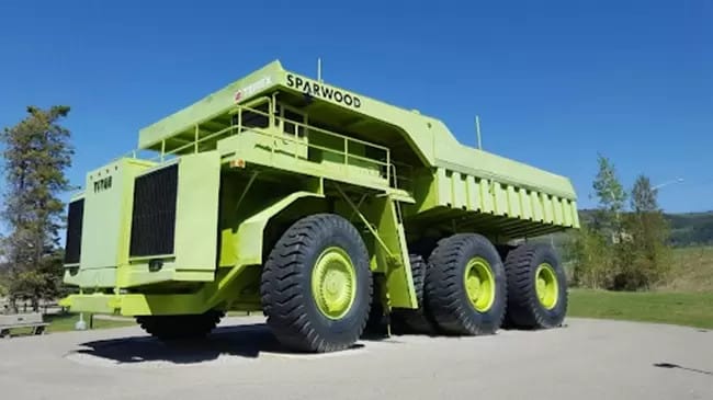 Huyền thoại xe tải siêu trọng Terex 33-19 Titan được trưng bày tại công viên