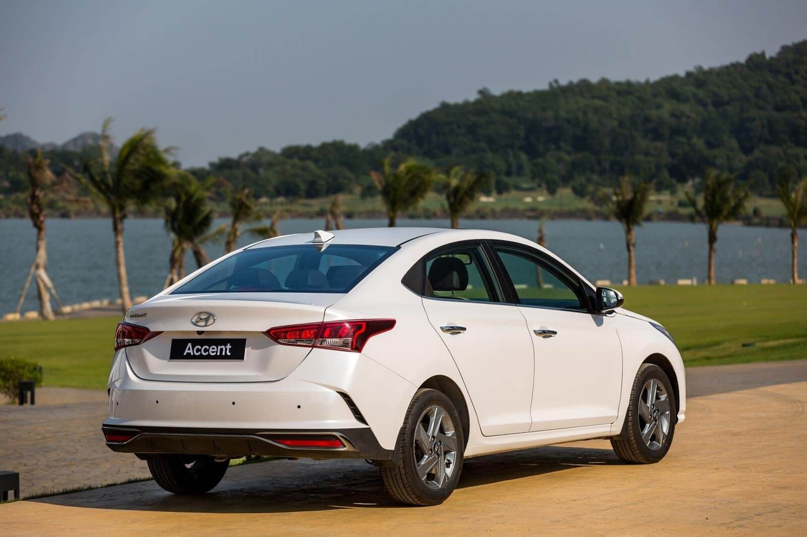 Hyundai Accent màu trắng bạc, lựa chọn xe hợp mệnh Kim