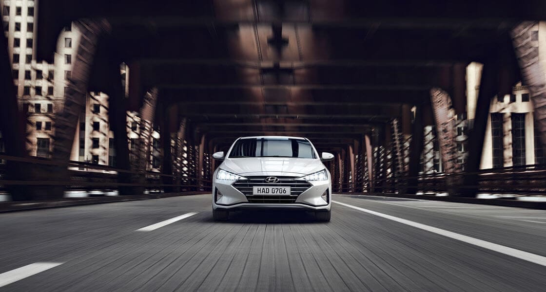 Hyundai Elantra màu trắng phù hợp cho người mệnh Kim
