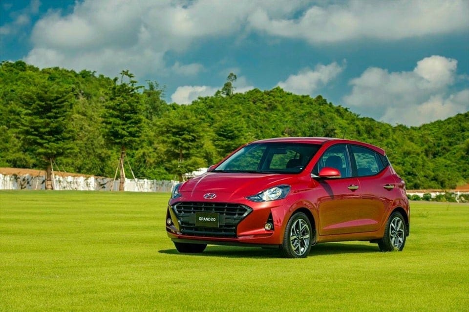 Hyundai i10 đang chạy trên đường