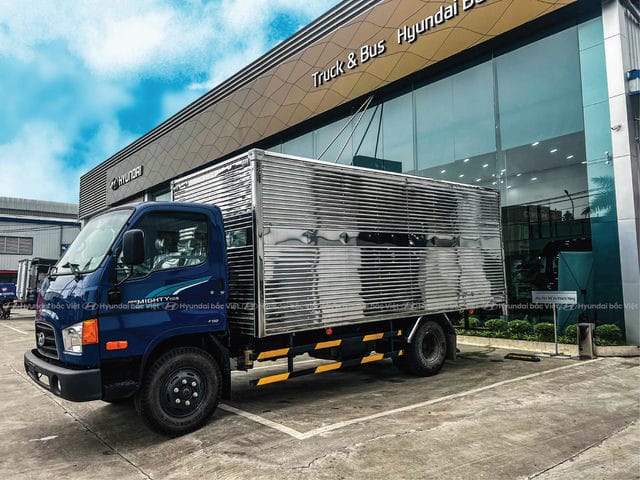 Hyundai Mighty 110SP thùng kín, cung cấp không gian chở hàng an toàn và rộng rãi.