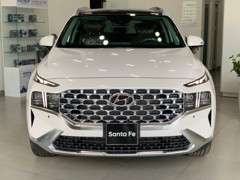 Hyundai SantaFe 2024 màu Trắng Ngọc Trai trẻ trung, phản ánh sự đa dạng về lựa chọn màu sắc và ảnh hưởng đến giá xe SantaFe 2024.
