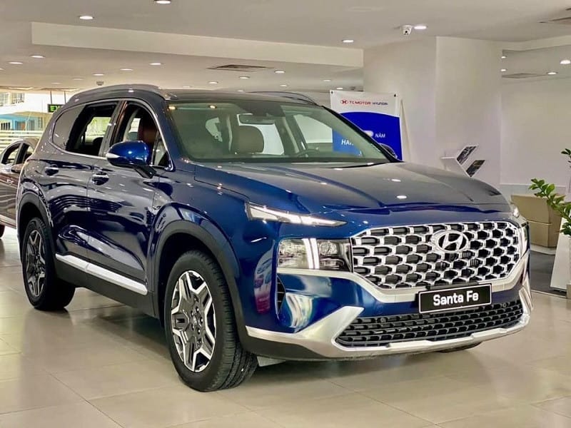 Hyundai SantaFe 2024 màu Xanh Đại Dương thể hiện vẻ đẹp tinh tế, một yếu tố cân nhắc bên cạnh giá xe SantaFe 2024.