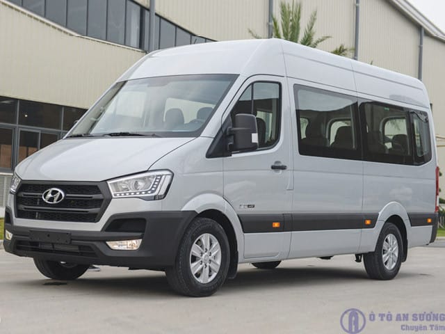 Hyundai Solati 16 chỗ đang hoạt động trên đường, minh họa giá xe 16 chỗ bao nhiêu tiền