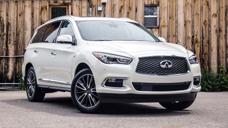 Infiniti QX80 màu đen, một chiếc SUV sang trọng và mạnh mẽ, đậu trên con đường đô thị