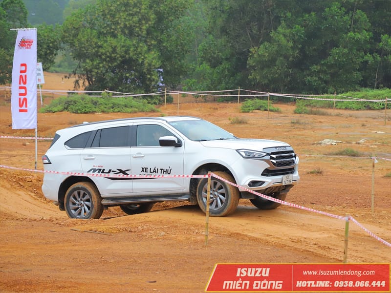 Isuzu mu-X vận hành mạnh mẽ trên mọi địa hình, thể hiện khả năng vượt trội so với mức giá xe Isuzu 7 chỗ.