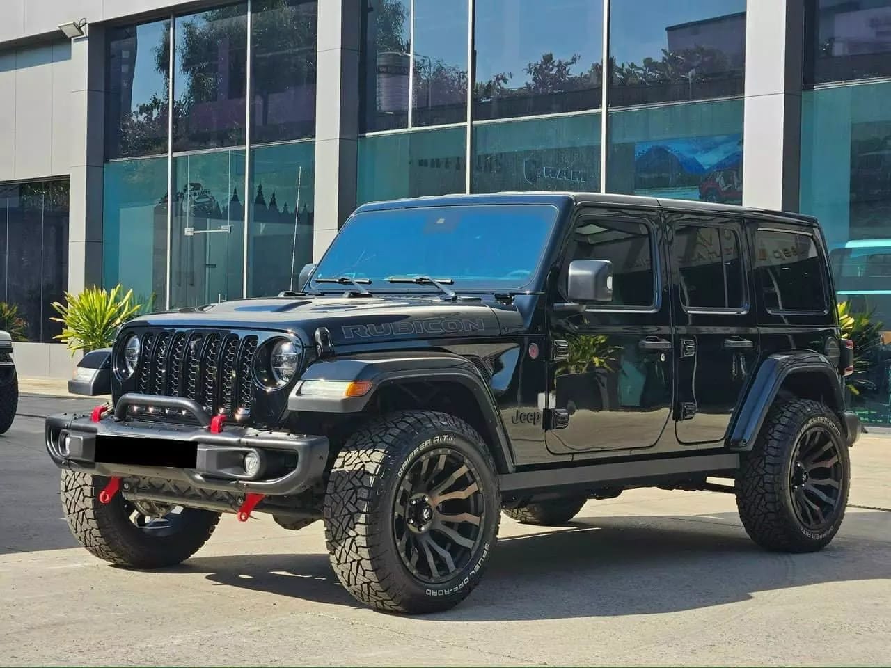 Jeep Wrangler thế hệ mới nhất với màu sơn vàng cam nổi bật và thiết kế mạnh mẽ.