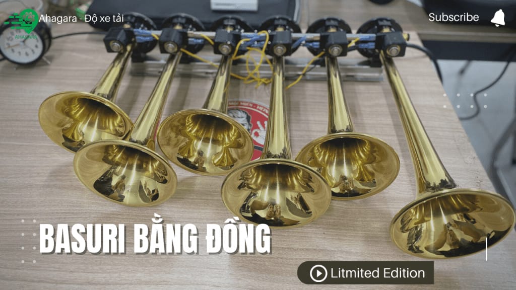 Kèn Basuri mạ đồng vàng sáng bóng được lắp trên nóc xe tải