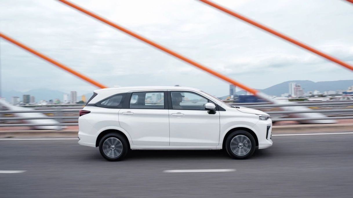 Khả năng vận hành êm ái của xe Toyota Avanza 7 chỗ trên đường phố