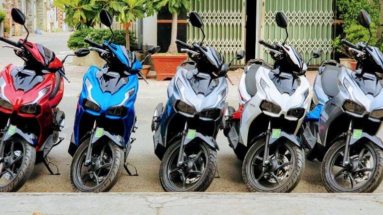 Khách du lịch nhận xe máy thuê tại Vũng Tàu