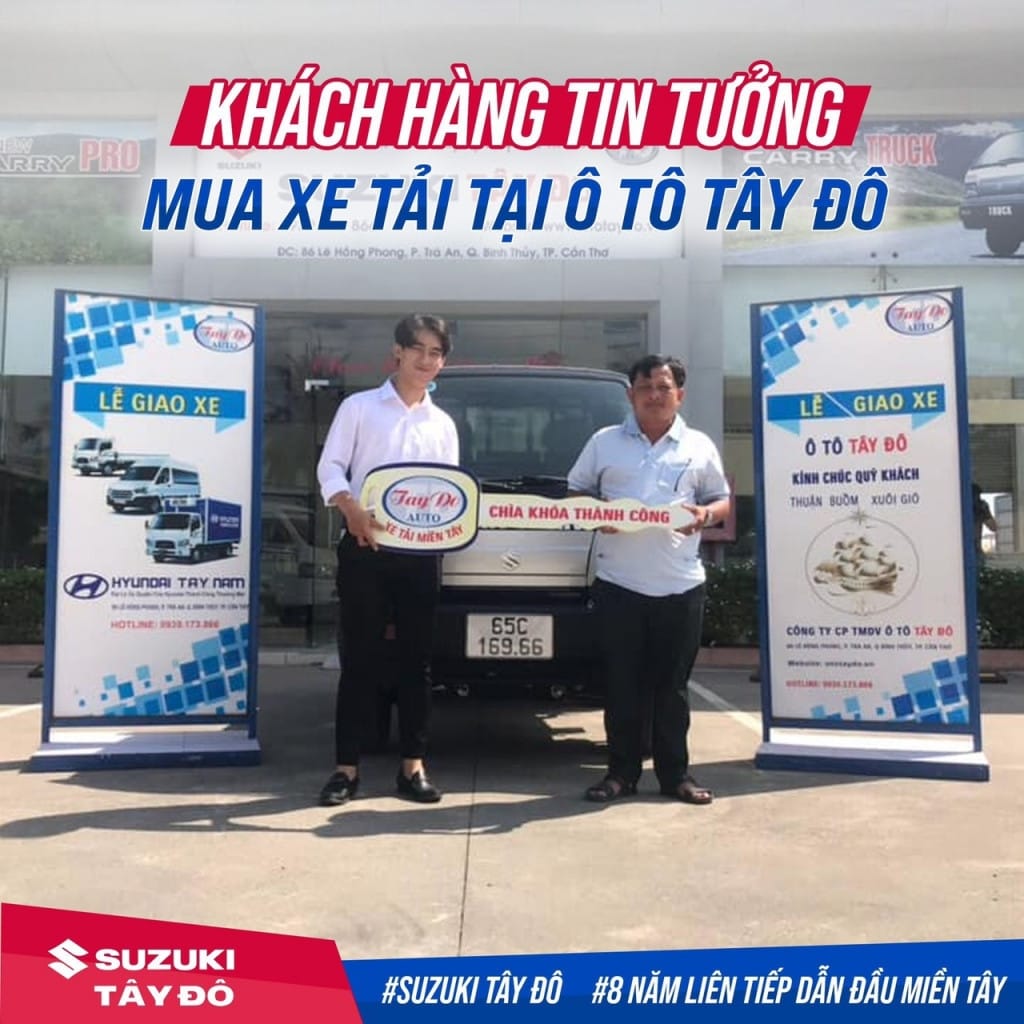 Khách hàng cá nhân nhận xe tải Suzuki, sẵn sàng cho các hoạt động vận chuyển.