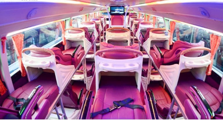 Khách hàng được cung cấp chăn mỏng, nước uống và khăn lạnh miễn phí khi chọn xe Phương Trang để đi từ Sài Gòn đến Tiền Giang