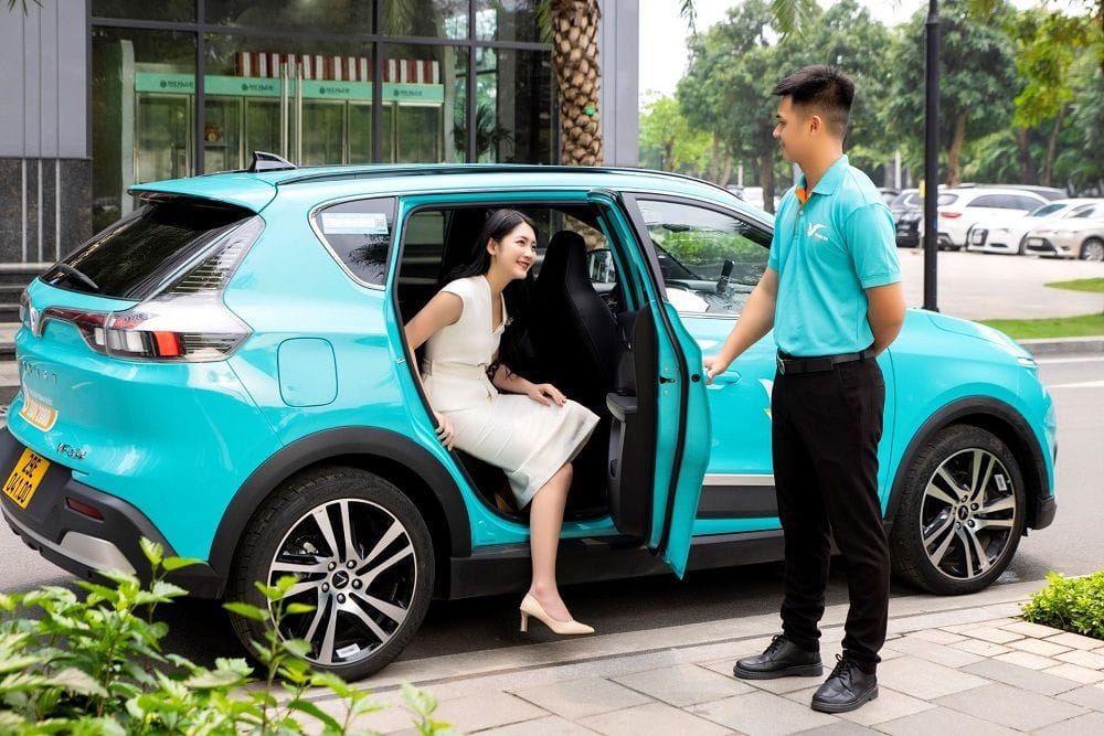 Khách hàng gọi tổng đài Taxi Xanh VinFast trên đường phố