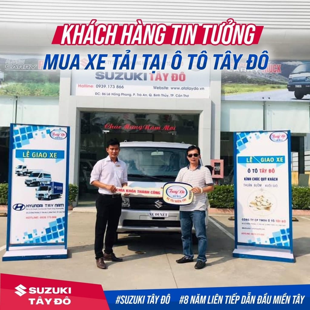 Khách hàng hài lòng chụp ảnh cùng chiếc xe tải Suzuki của mình, minh chứng cho sự lựa chọn đúng đắn.