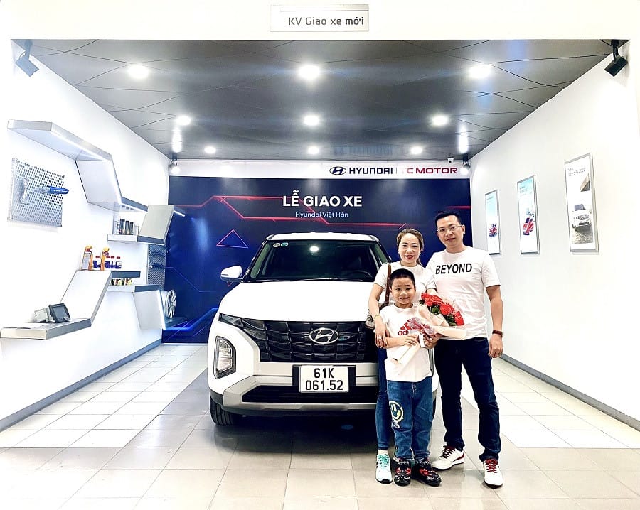 Khách hàng nhận bàn giao xe Hyundai Creta mới với ưu đãi hấp dẫn