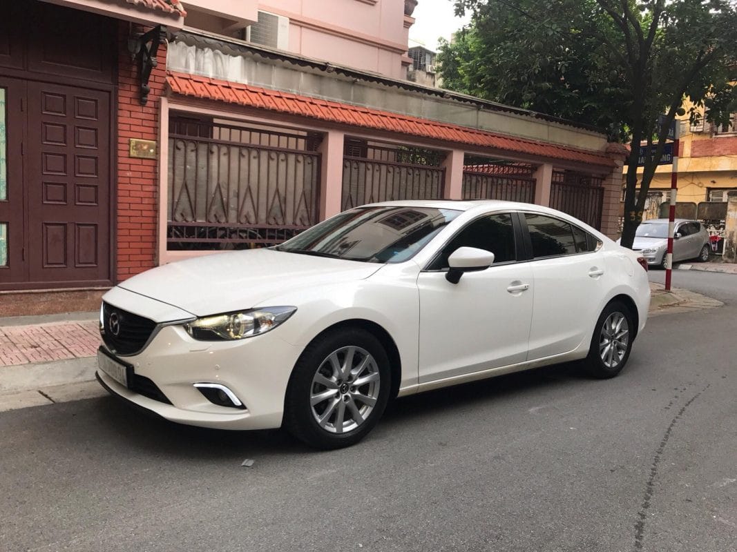 Khách hàng nhận chìa khóa và kiểm tra xe 4 chỗ trước khi khởi hành