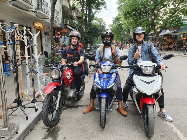 Khách hàng nhận xe từ dịch vụ thuê xe máy Thiên Trang Bắc Ninh