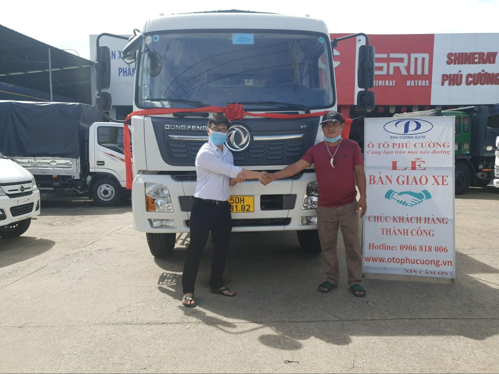 Khách hàng tham khảo xe tải 8 tấn cũ tại đại lý