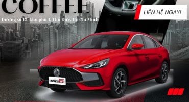 Khách hàng trải nghiệm lái thử xe MG màu đỏ tại sự kiện cafe