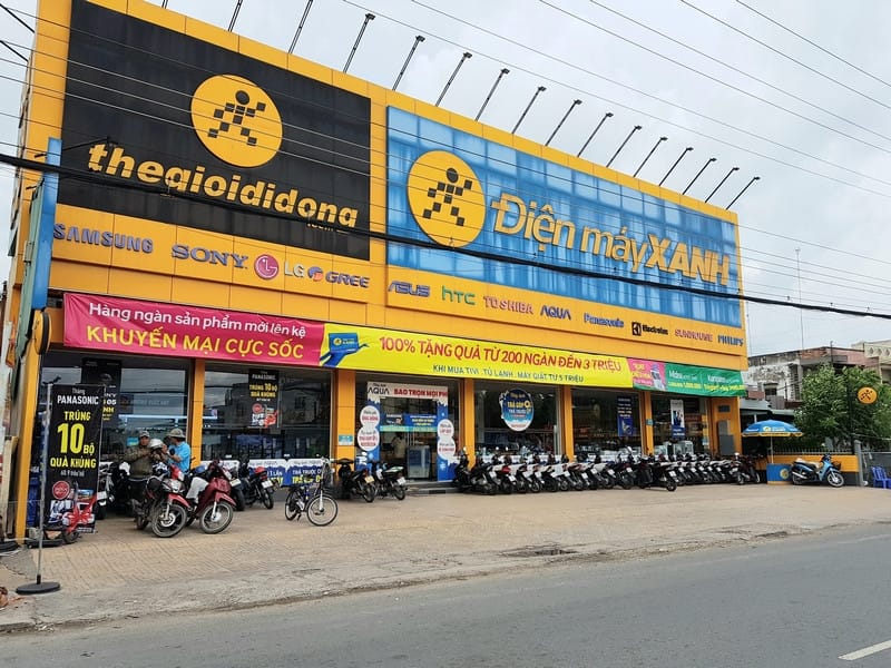 Khách hàng trải nghiệm mua sắm thiết bị điện tử tại Điện Máy Xanh Cai Lậy