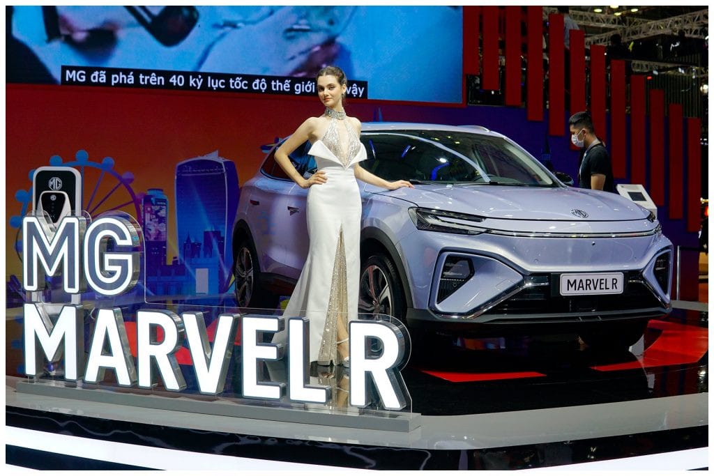 Khách hàng trải nghiệm và khám phá xe MG tại showroom, tìm hiểu về hãng xe MG