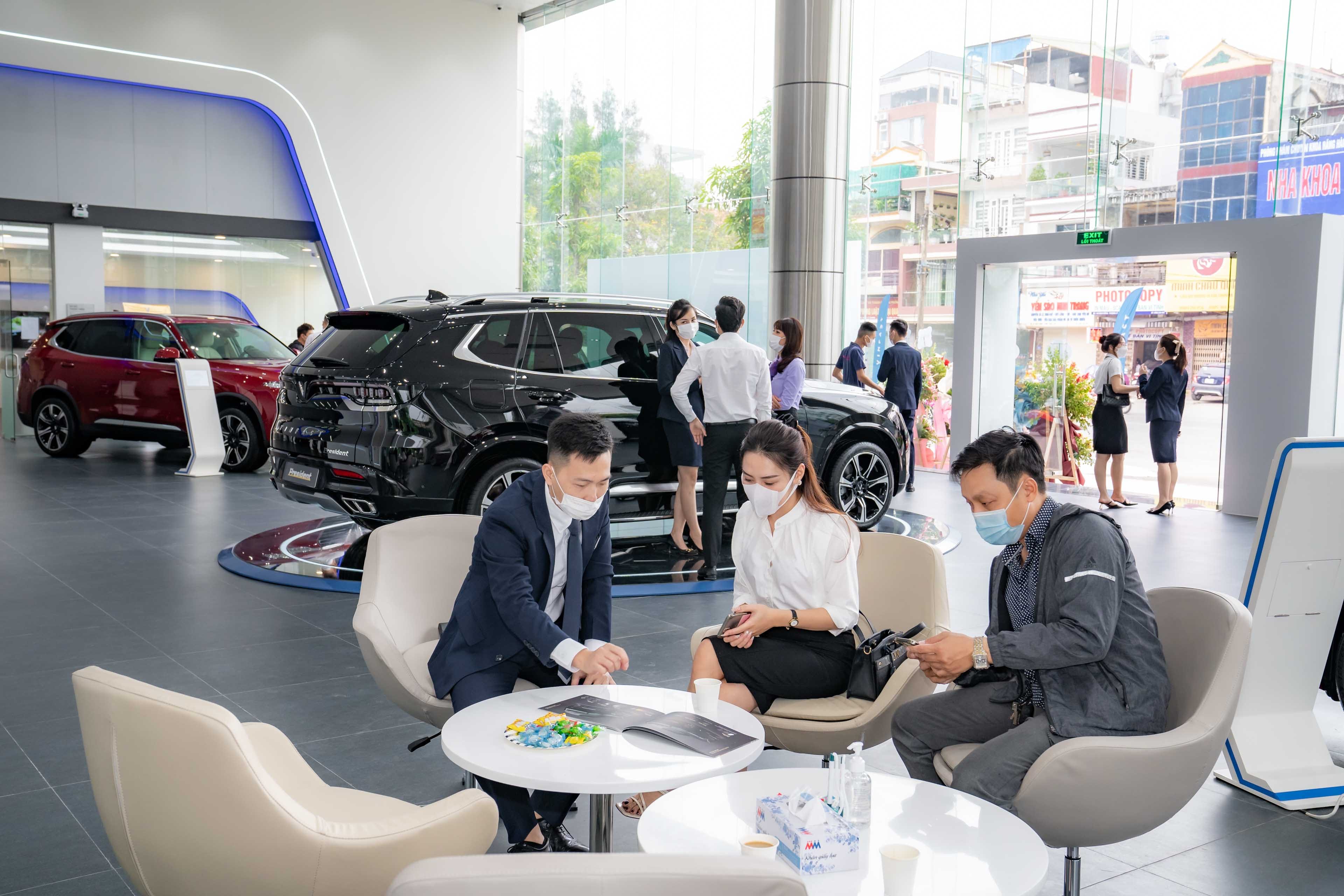 Khách hàng trải nghiệm và mua xe tại không gian trưng bày showroom VinFast Hải Phòng