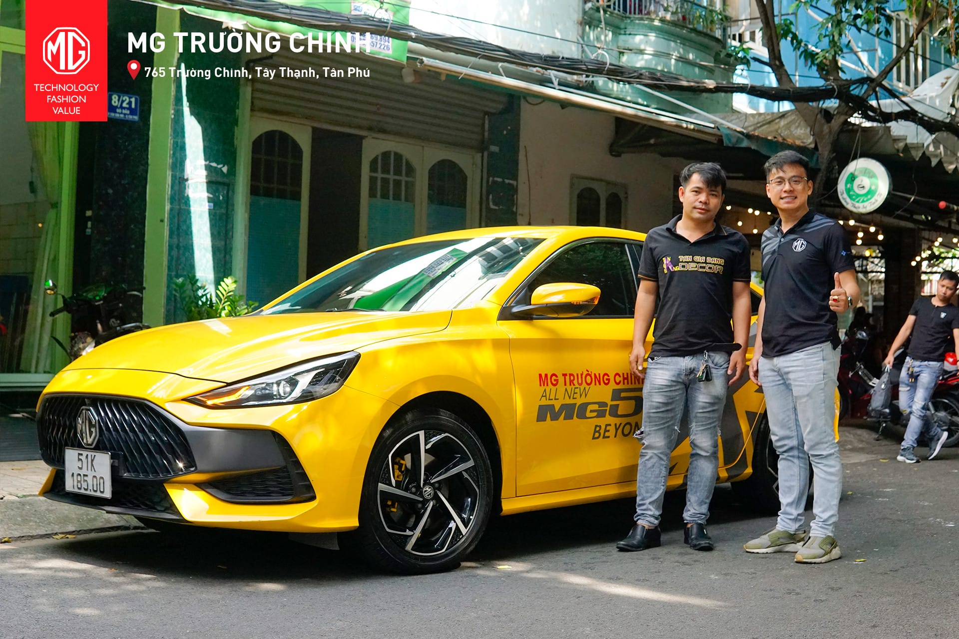 Khách hàng trải nghiệm và tìm hiểu về các mẫu xe MG 4 chỗ tại showroom