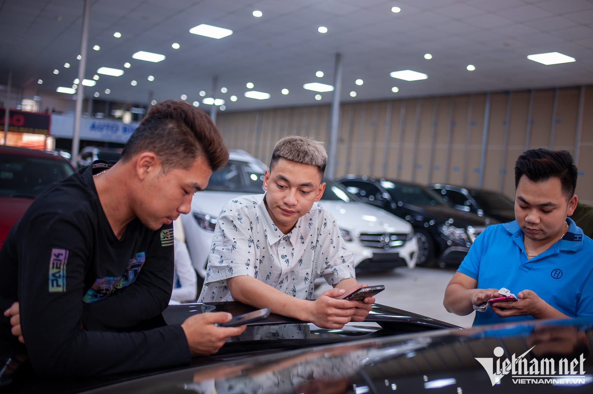 Khách hàng trao đổi mua bán xe ô tô cũ tại showroom