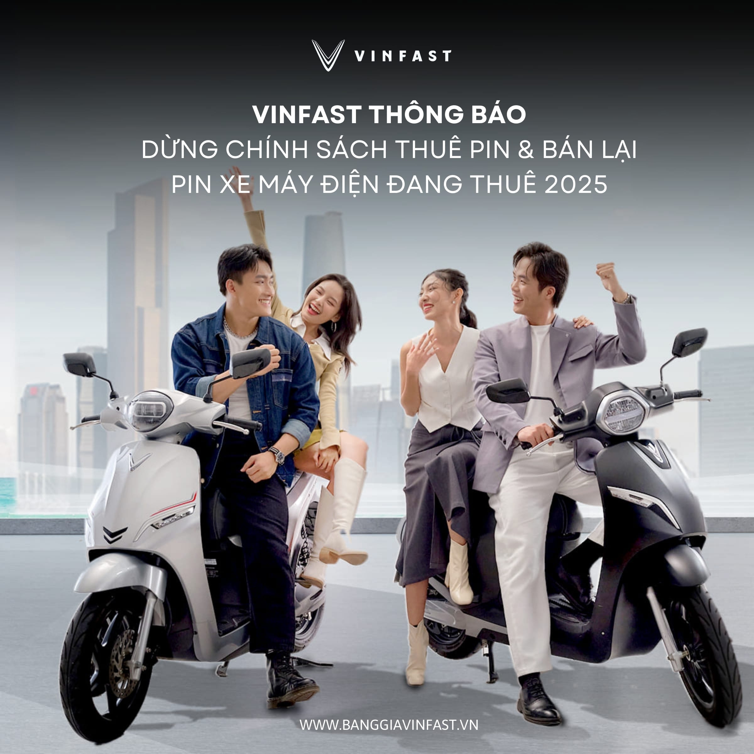 Khách hàng VinFast xem xét chính sách mua lại pin xe máy điện VinFast